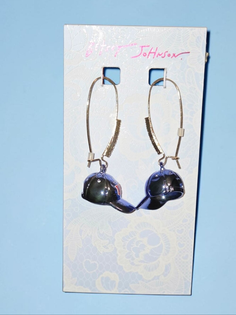 Betsey Johnson 'USA' Baseball Cap Drop Earrings & Rae Dunn Dbl Sided Mug, NWT - Picture 2 of 7